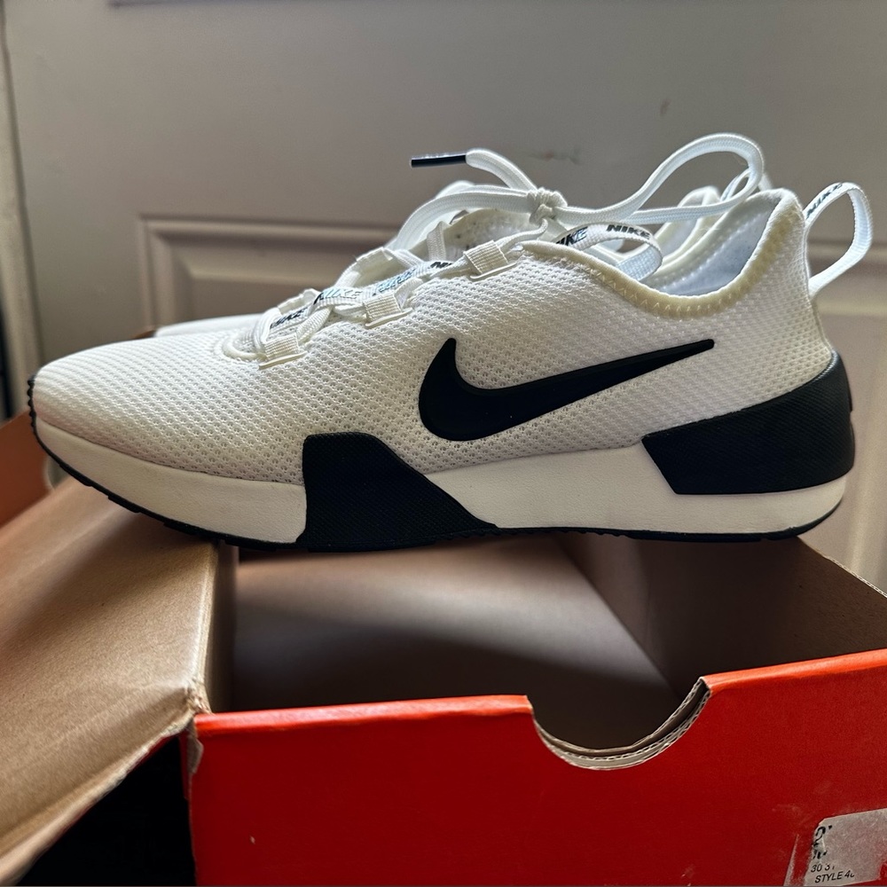 Nike - Picture 3 of 6